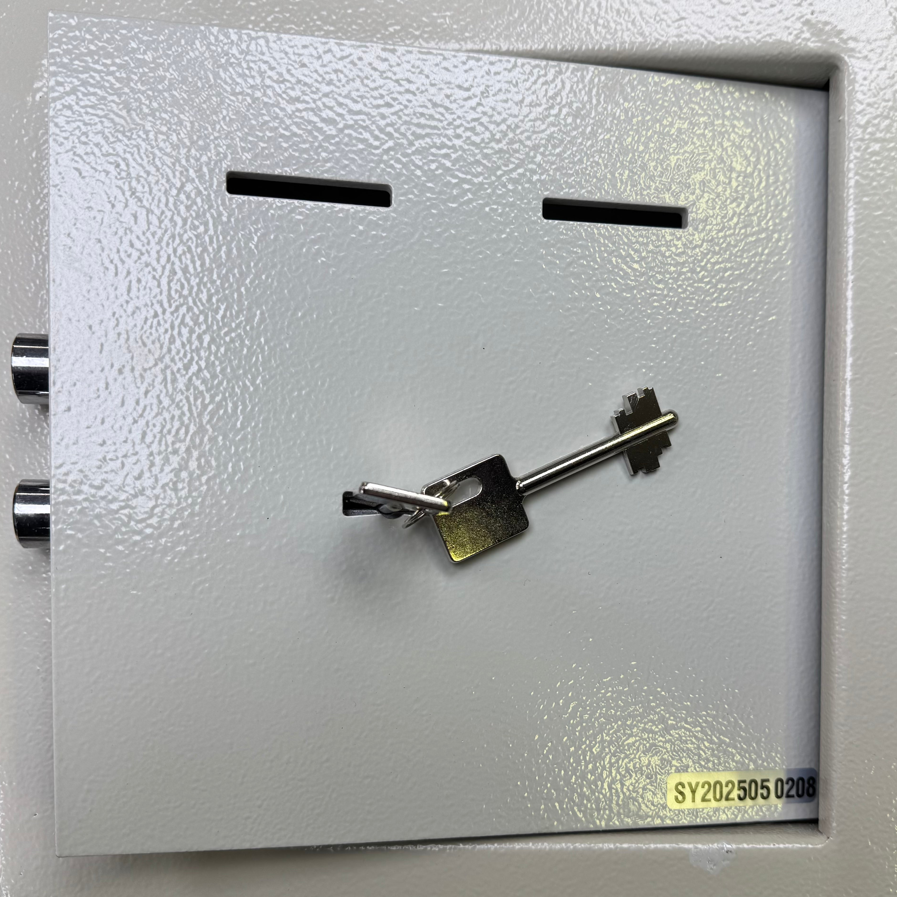 כספת קופת צדקה למטבעות בתוך ישיבות ובתי כנסת