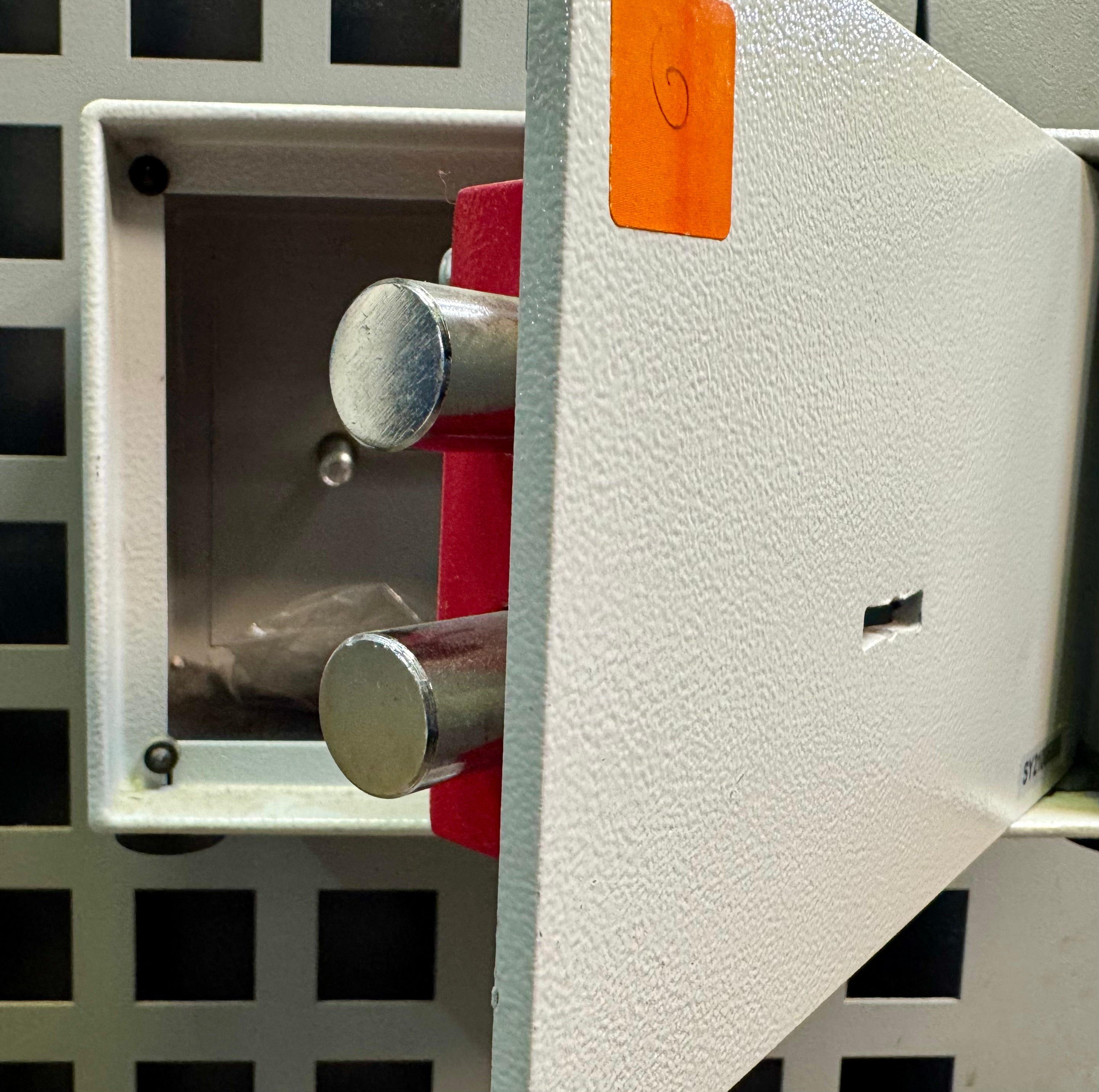 כספת קופת צדקה למטבעות חריץ  בחלק העליון  לישיבות ובתי כנסת