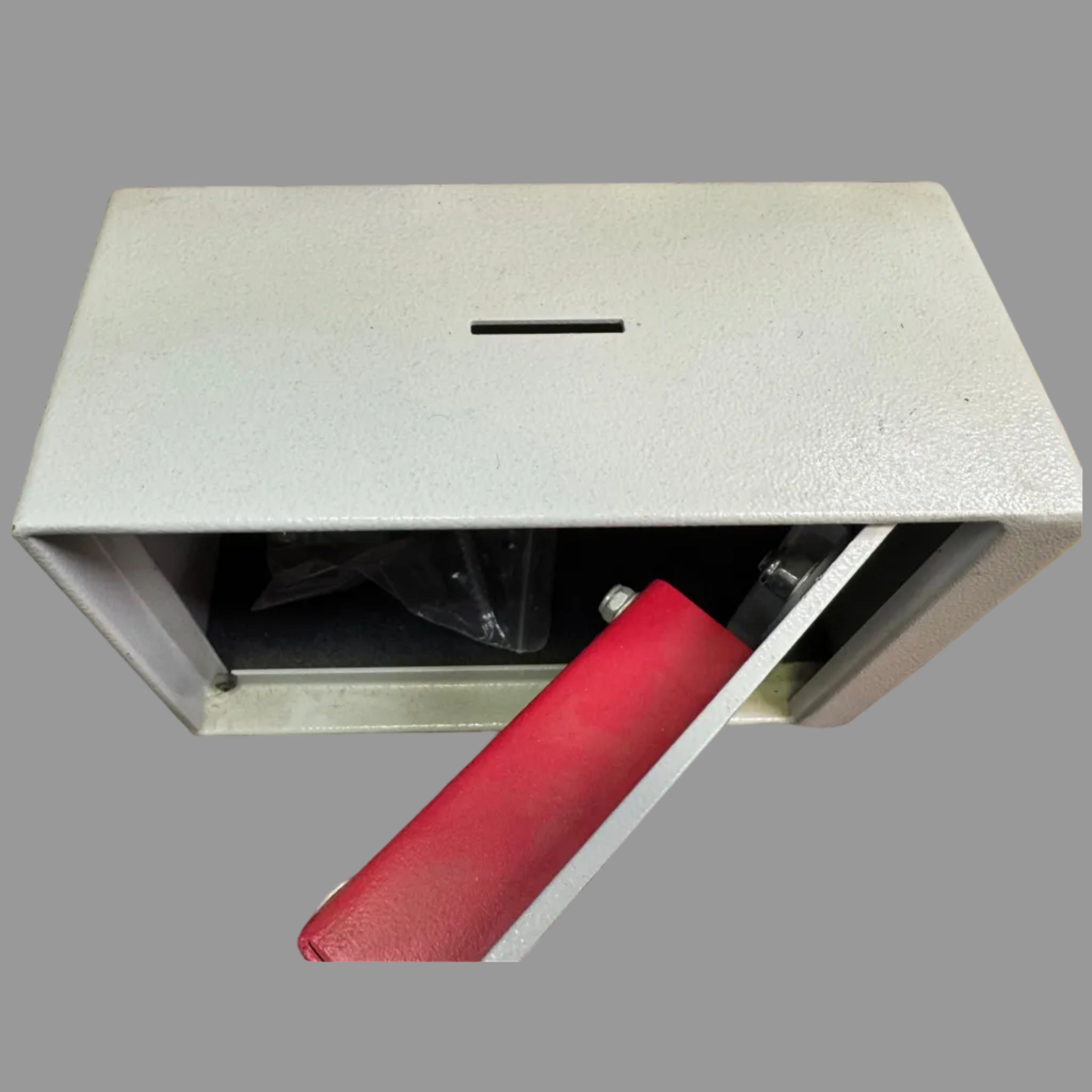 כספת קופת צדקה למטבעות חריץ  בחלק העליון  לישיבות ובתי כנסת